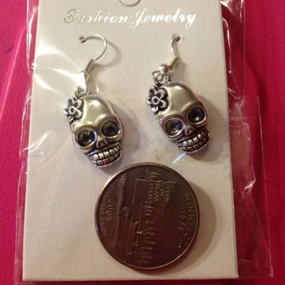 (C1) Skull Earrings - Picture 3 of 3